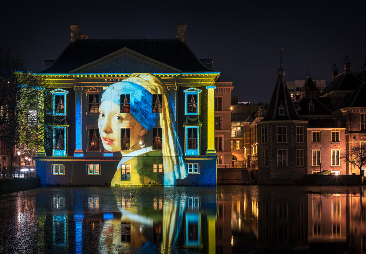 Het Meisje met de parel geprojecteerd op het Mauritshuis.